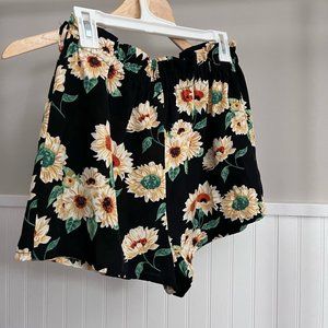 NWOT, Floral shorts, size L, Black with white and yellow flowers.